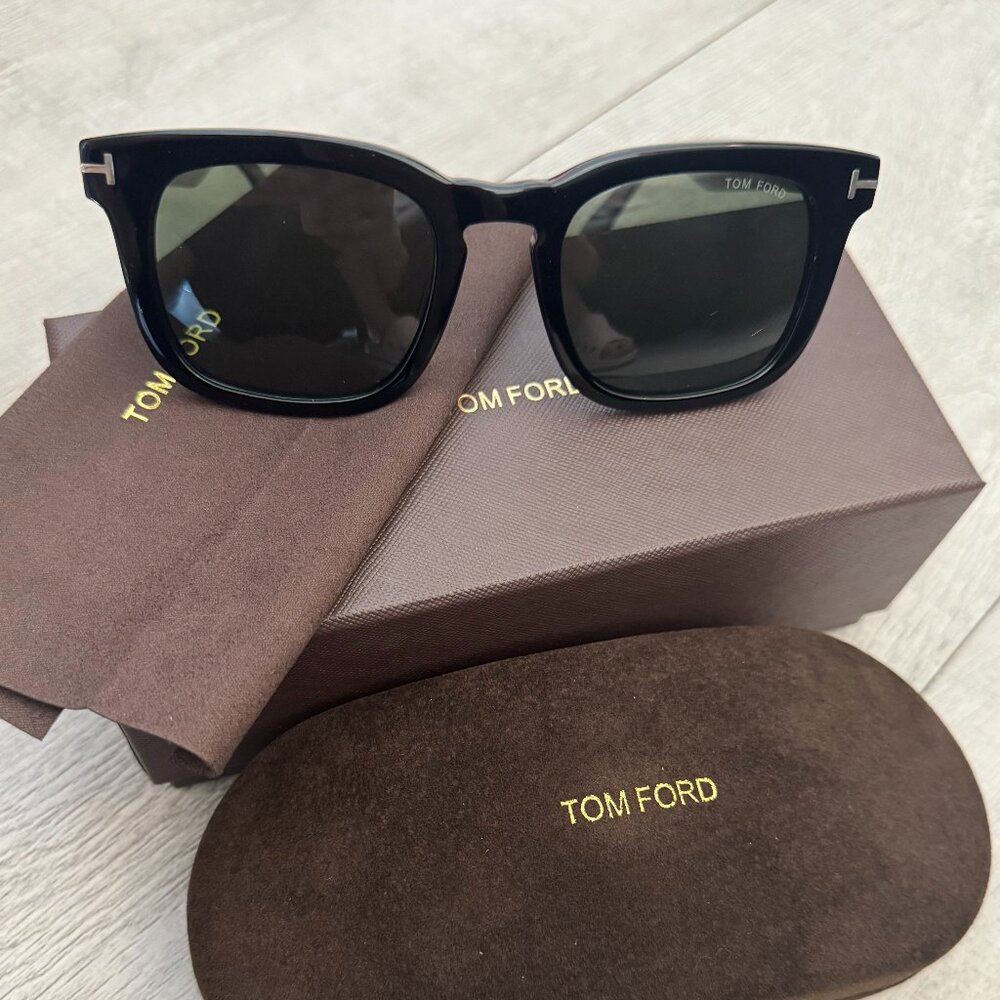 Tom Ford Black Square Sunglasses TF751-F – Classic Style, Like New
